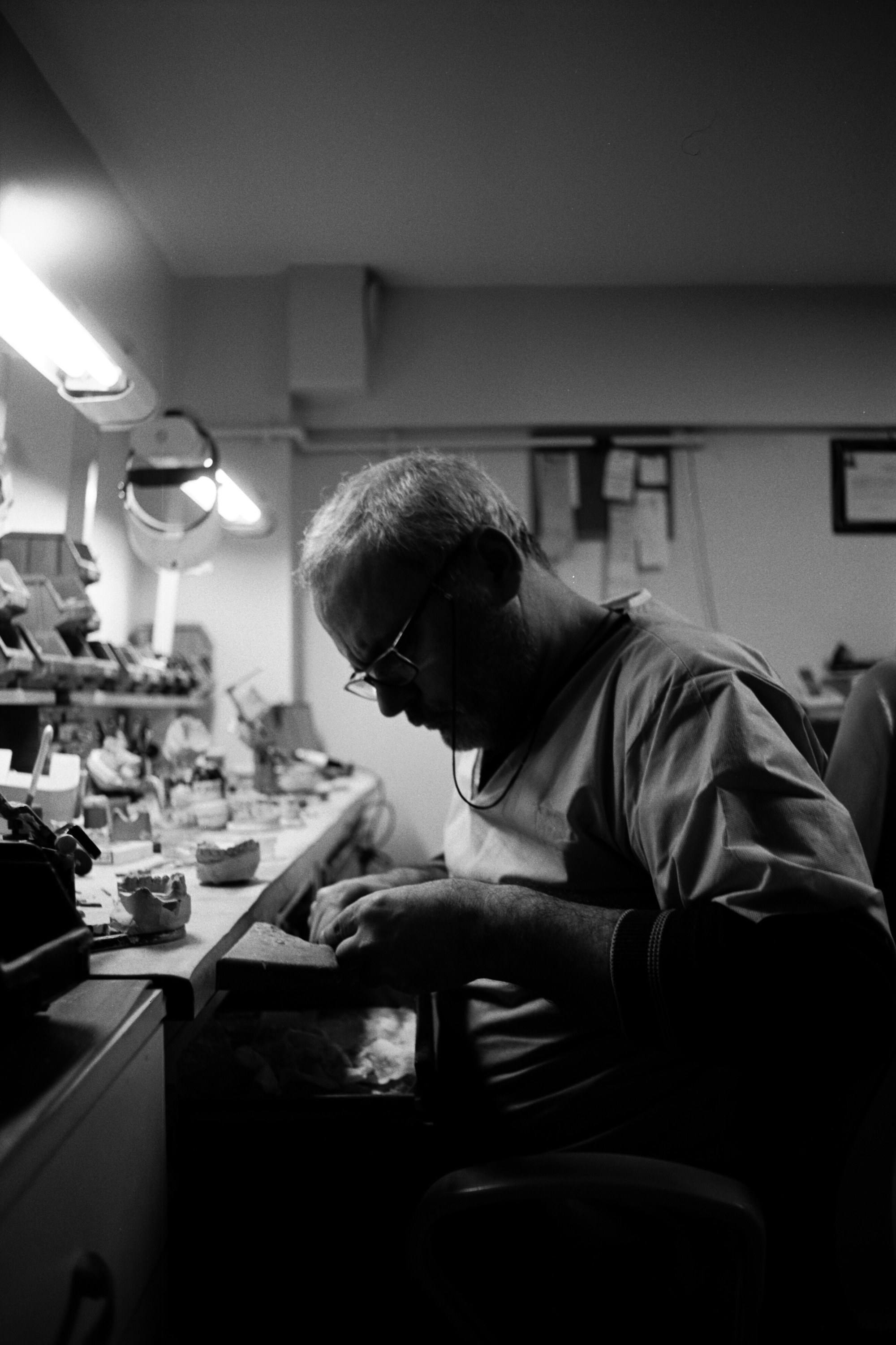 Técnico de laboratorio trabajando en su banco, en blanco y negro